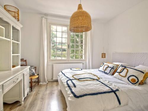 Habitación blanca con cama y ventana en Villa Pyla-sur-Mer, 3 pièces, 4 personnes - FR-1-433-111, en La Teste-de-Buch