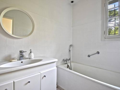 Baño blanco con lavabo y espejo en Villa Pyla-sur-Mer, 3 pièces, 4 personnes - FR-1-433-111, en La Teste-de-Buch