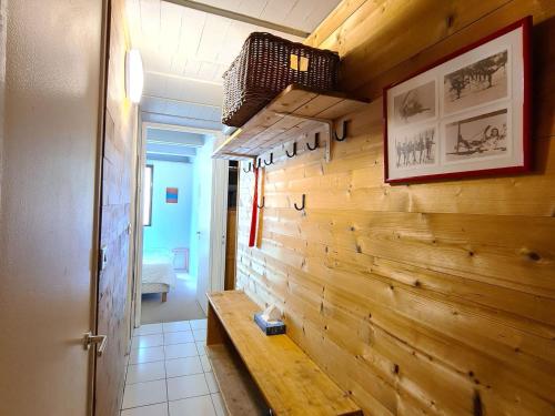 un couloir avec un mur en bois et un banc dans l'établissement Appartement confort proche pistes, WIFI gratuit, 8 pers, Flaine - FR-1-425-211, à Arâches-la-Frasse