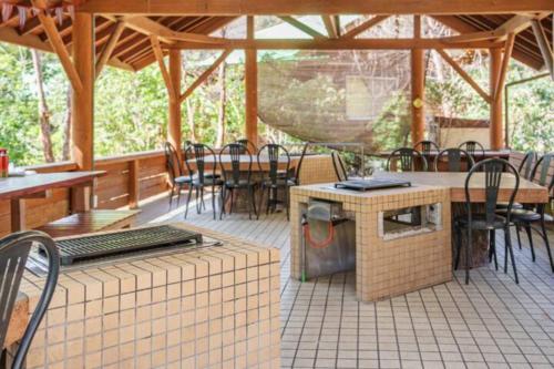 un padiglione con tavolo e sedie su un patio di Mori no Kuni - Vacation STAY 03869v a Ōma
