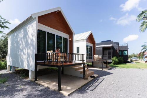 a small house with a balcony on the front of it at Huather villa & cafe หัวเท่อวิลล่า in Ban Hin Sam Kon