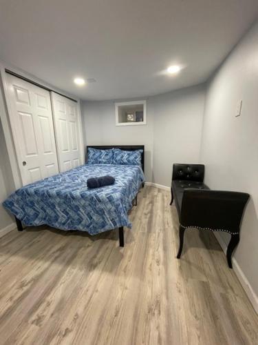 ein Schlafzimmer mit einem Bett und einem Stuhl darin in der Unterkunft SUITE DREAM SHERMAN Room 23 in Passaic