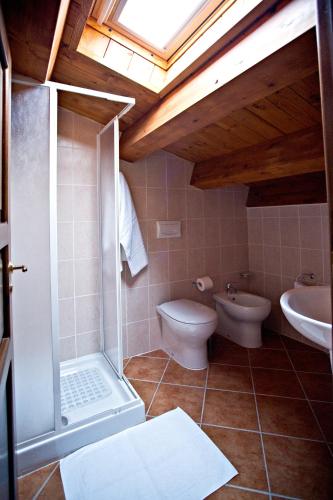 a bathroom with a toilet and a sink at Agriturismo Miracco Atanasio Franco "Il Maniero" in Santa Sofia dʼEpiro