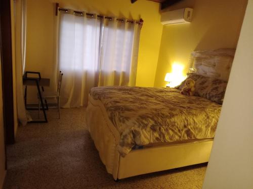 德古西加巴的住宿－Casa hermosa- full amueblada，一间卧室,床上有泰迪熊