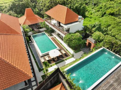 een luchtzicht op een villa met een zwembad bij The Bija Villas by Nakula in Canggu