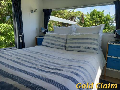 Bett in einem Zimmer mit Fenster in der Unterkunft Charleston Goldfields Accommodation in Charleston
