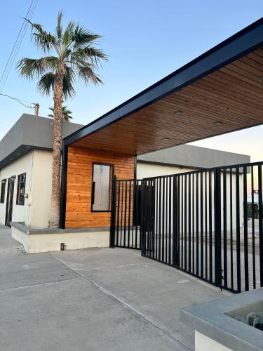 Tòa nhà nơi khách sạn tọa lạc