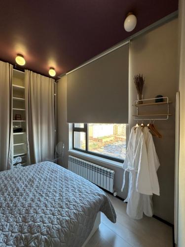 アスタナにあるДизайнерская 2-х комнатная квартира ЖК Bravoのベッドルーム(大型ベッド1台、窓付)