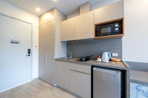 Una cocina o zona de cocina en HOMA Phuket Town