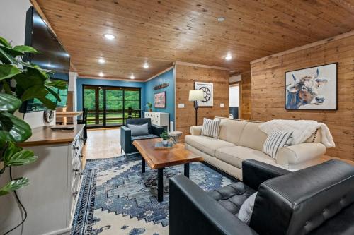Brush Creek Cottage-On 112 Acres of Land-Sleeps 6