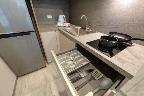 Una cocina o zona de cocina en HOMA Phuket Town