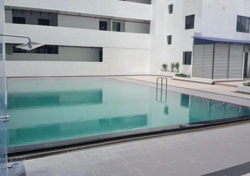 Kolam renang di atau dekat dengan RiverView 8PAX 3BR in KBtown PS4, Netflix A-6-3