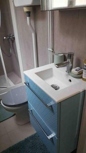 une salle de bain avec un lavabo et des toilettes dans l'établissement Studio cosy, quartier canal Saint-Martin, à Paris