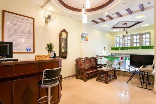 uma sala de espera com um bar e um aquário em Hoàng Yến Nhi Hotel - 36 Đ. Số 51, Gò Vấp - by Bay Luxury em Ho Chi Minh