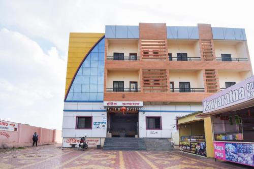 a large building with a building with a stairway at OYO Hotel Kanyaratna And Lodging in Chas