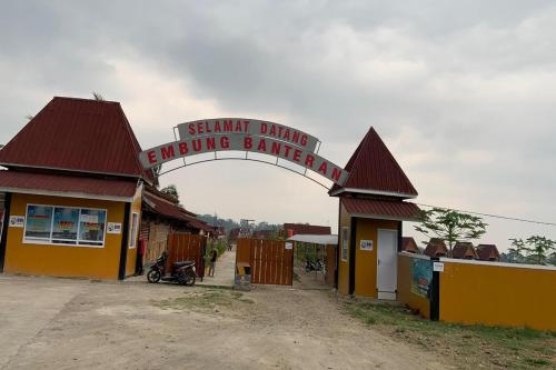 a building with a sign that reads sandwich drinking jumping barrel at Capital O 93437 Embung Banteran CottageNearLapangan Banteran in Banyumas