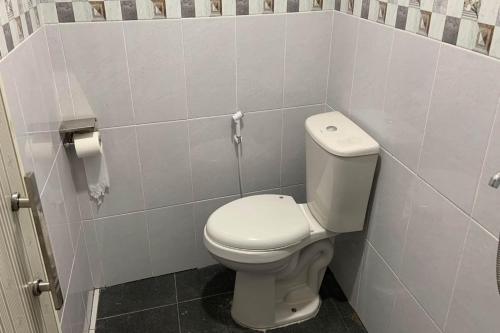 een badkamer met een toilet en een toiletpapierdispenser bij Capital O 93437 Embung Banteran Cottage in Banyumas