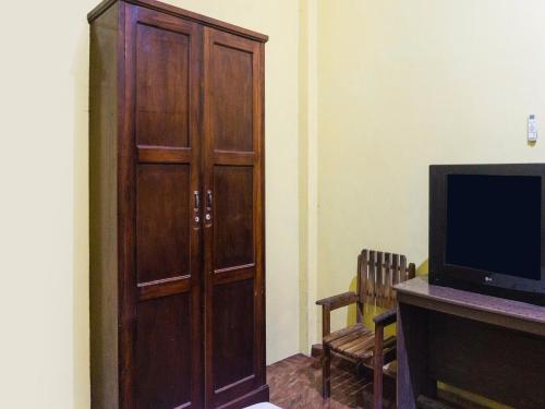 Телевизор и/или развлекательный центр в Hotel O Emmy Homestay Syariah
