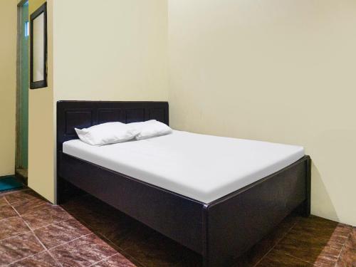 Кровать или кровати в номере Hotel O Emmy Homestay Syariah