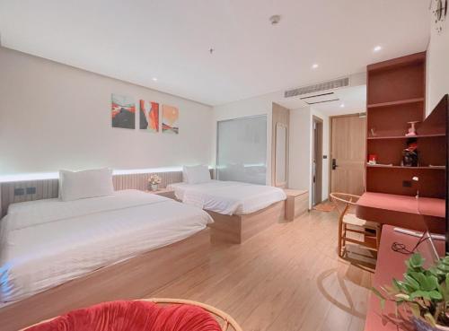 1 dormitorio con 2 camas y piano en APEC MANDALA CONDOTEL PHÚ YÊn, en Tuy Hoa