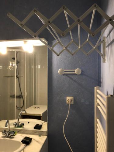 une salle de bain avec un lavabo et un miroir dans l'établissement T2 lumineux avec balcon et parking, à Bagnoles-de-l'Orne