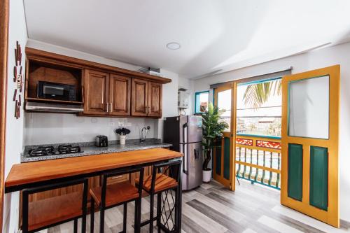 a kitchen with a counter top and a refrigerator at Las Palmas Apartamentos Guatapé in Guatapé