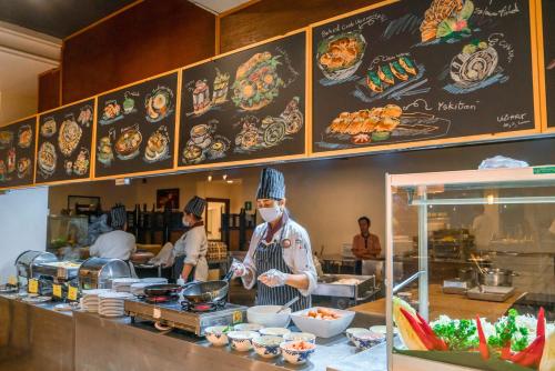 - deux chefs préparant des plats dans la cuisine du restaurant dans l'établissement Horizon Village & Resort, à Doi Saket