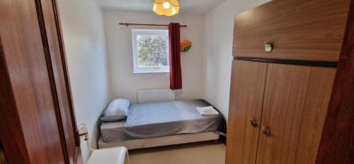 - une petite chambre avec un petit lit et une fenêtre dans l'établissement Grafton House, à Martlesham