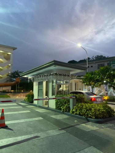 ein Gebäude mit einem Verkehrskegel auf einem Parkplatz in der Unterkunft Condotel - Minimalistic 2 minutes walk to SM Marilao in Marilao