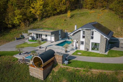 - une vue aérienne sur une maison avec une piscine dans l'établissement Wellness Resort Trebnje - Happy Rentals, à Trebnje
