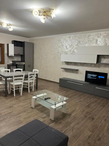 salon ze stołem i jadalnią w obiekcie Da Nonna Maria w mieście Celano