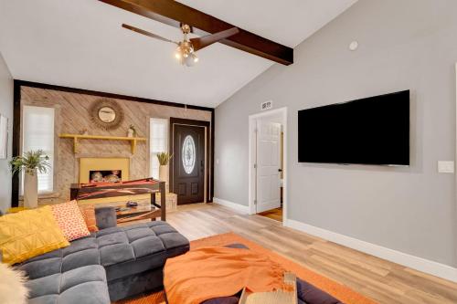 uma sala de estar com um sofá e uma televisão de ecrã plano em Groovy Winter Haven Getaway - 4 bdrm near Legoland em Winter Haven