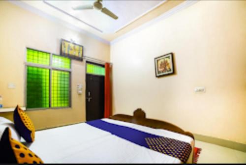 Nagargaon的住宿－Ayang Okum River Bank Bamboo Cottage Kaibortta Gaon，一间卧室设有一张床和一个窗口