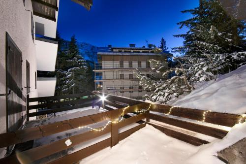 Chaberton Romantic Retreat Ski In Ski Out - Happy Rentals durante el invierno