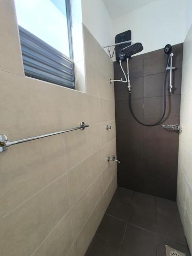 La salle de bains est pourvue d'une douche avec rideau de douche. dans l'établissement CoolView Colombo, à Colombo
