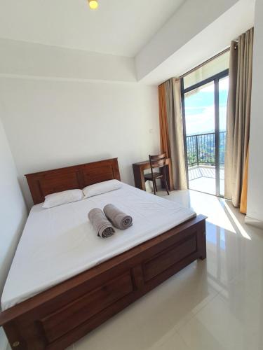 - une chambre avec un lit et 2 serviettes dans l'établissement CoolView Colombo, à Colombo