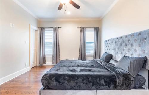 Un pat sau paturi într-o cameră la ITACA Luxury House near Hobby