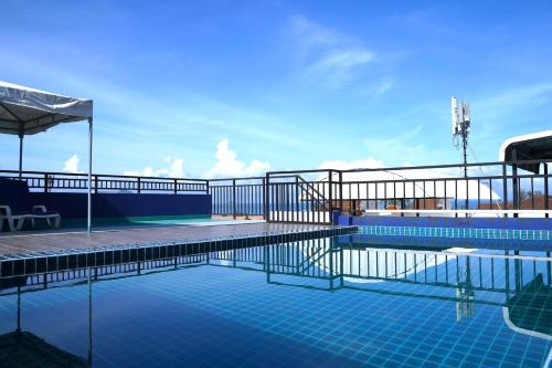 een zwembad bovenop een cruiseschip bij Kokotel Krabi Ao Nang in Ao Nang Beach