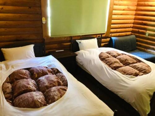 two beds in a room with two trays of bread at Mori no Kuni - Vacation STAY 03842v in Ōma