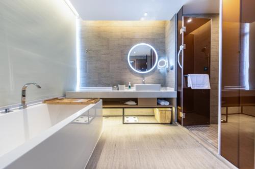 廣州的住宿－广州荔湾滘口地铁站亚朵酒店，一间带水槽和镜子的浴室