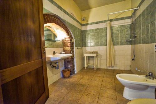 uma casa de banho com um lavatório e um WC em Podere Campalfi em Stigliano