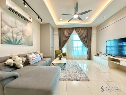 ein Wohnzimmer mit einem Sofa und einem Deckenventilator in der Unterkunft Melaka Ong Kim Wee Residences by Stayrene in Malakka