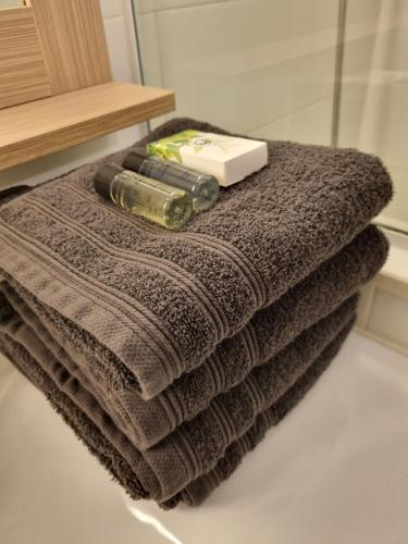 - une pile de serviettes assises au-dessus de la salle de bains dans l'établissement Studio 4P vue piscine St Raphaël Valescure - Au cœur des Golfs, à Saint-Raphaël