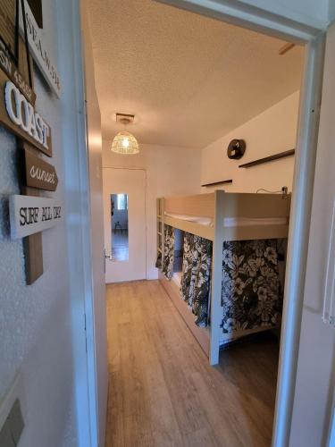 un couloir avec un escalier menant à une pièce dans l'établissement Studio 4P vue piscine St Raphaël Valescure - Au cœur des Golfs, à Saint-Raphaël