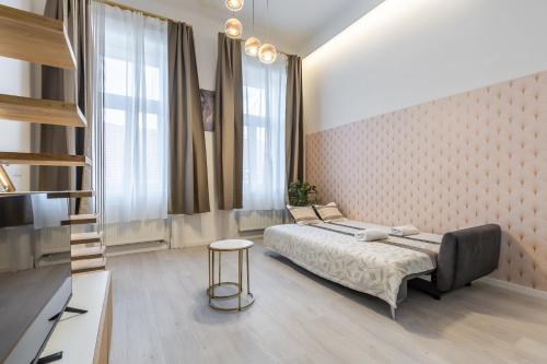 una camera con letto e sgabello di Real Apartments Museum a Budapest