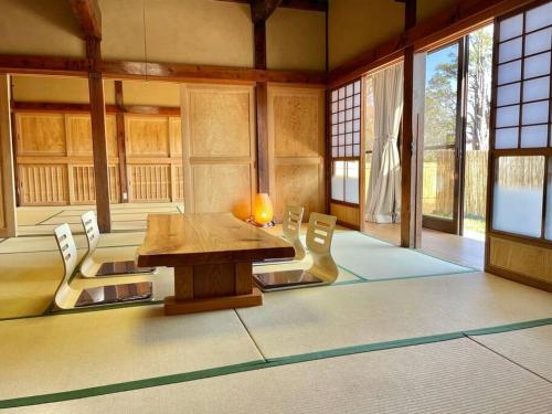 忍野村的住宿－民宿富島 Tomijima Hostel-Traditional japapnese whole house with view of mt fuji - Oshino Hakkai，大楼内带桌椅的房间