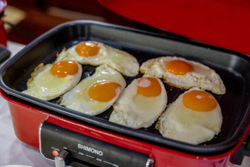 een pan gevuld met eieren bovenop brood bij Thammachard29 Resort Baangrood in Thong Chai