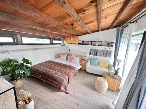 - une chambre avec un lit et un canapé dans l'établissement Hidden Hotel, à Dali
