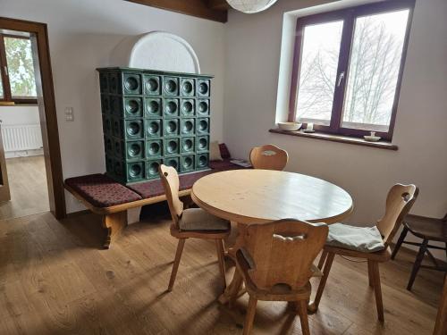 een eetkamer met een houten tafel en stoelen bij Ferienhaus Birnberg in Leogang