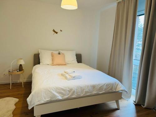 een bed met twee boeken erop in een slaapkamer bij Appartement calme et lumineux de 2,5 pces proche Lausanne in Ecublens